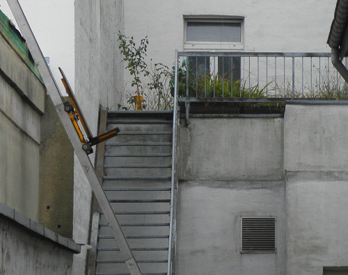 Treppe und Leiter, Detail aus Garagenhof